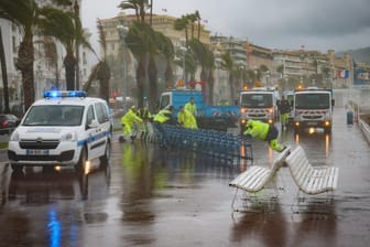 Unwetter in Frankreich: Mehrere Menschen werden nach starken Stürmen vermisst.