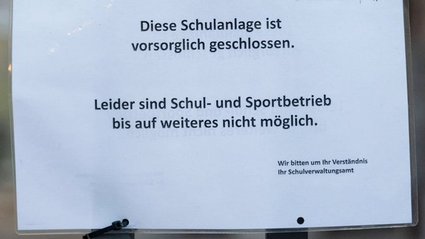 Ein Schild mit der Aufschrift "Diese Schulanlage ist vorsorglich geschlossen" hängt am Eingang einer Schule in Stuttgart.