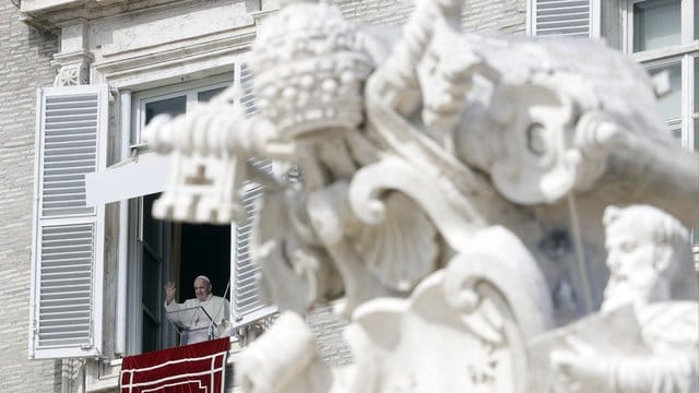 Papst Franziskus winkt während des Angelus-Mittagsgebets aus seinem Atelierfenster mit Blick auf den Petersplatz. Papst Franziskus winkt während des Angelus-Mittagsgebets aus seinem Atelierfenster mit Blick auf den Petersplatz.