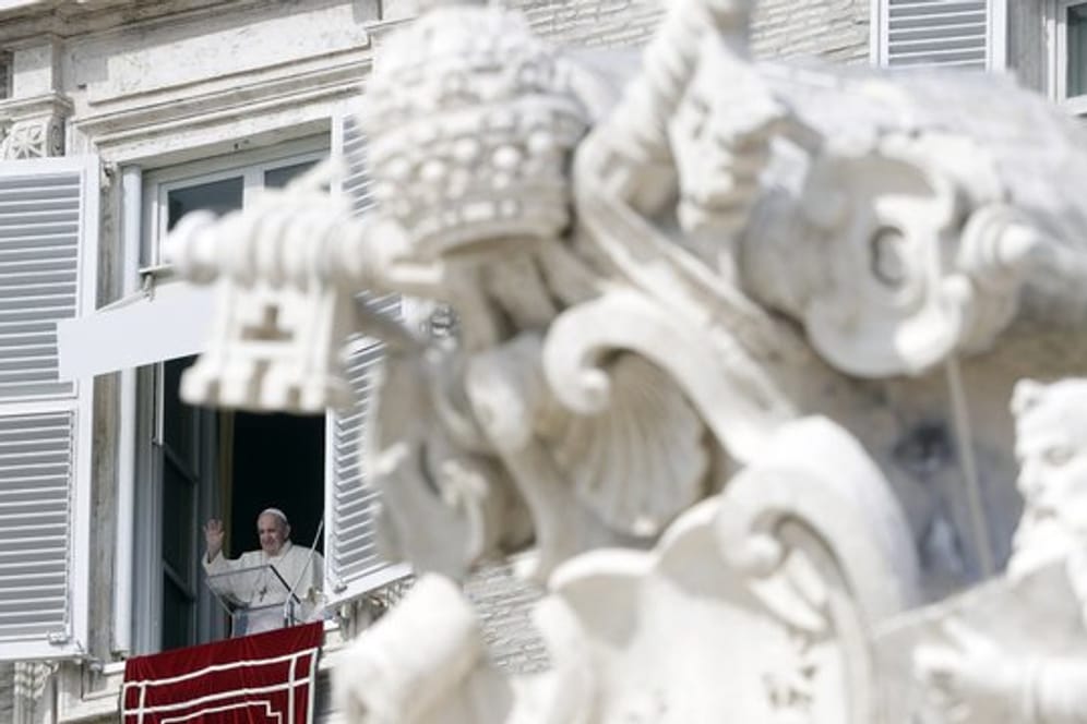 Papst Franziskus winkt während des Angelus-Mittagsgebets aus seinem Atelierfenster mit Blick auf den Petersplatz.