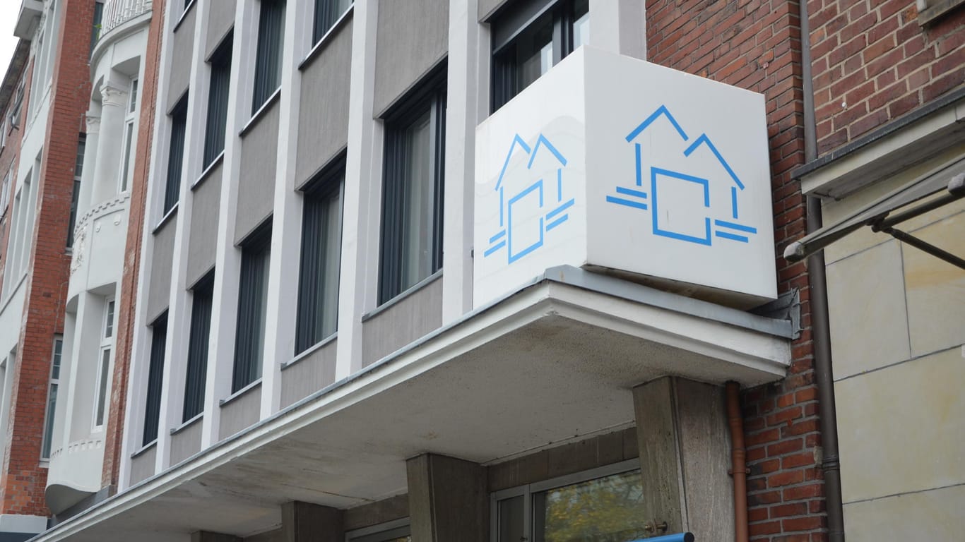 Logo von "Haus und Grund" an einem Gebäude: Nach Angaben von "Haus & Grund" liegt die mittlere Miete in Kiel bei 6,50 Euro pro Quadratmeter.