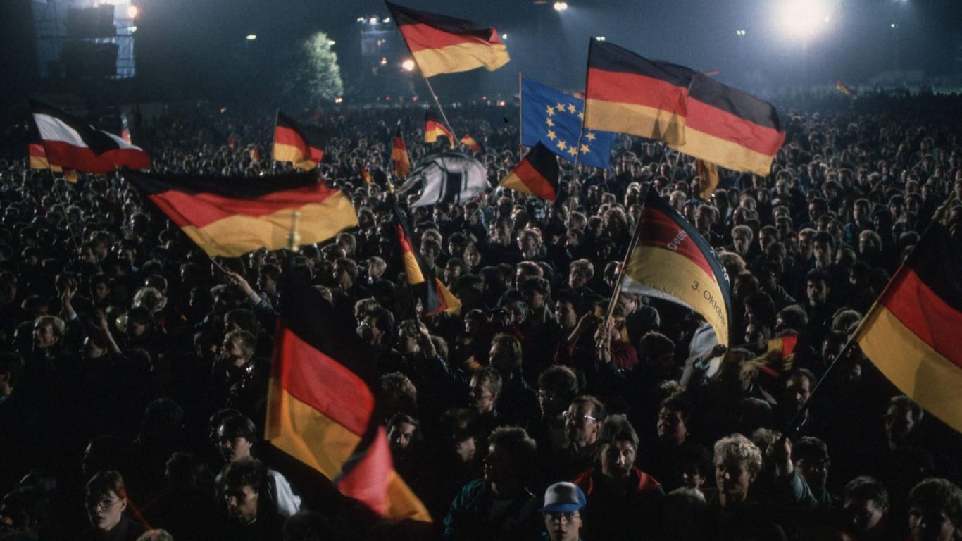 Menschen feiern die Deutsche Wiedervereinigung am 3. Oktober 1990