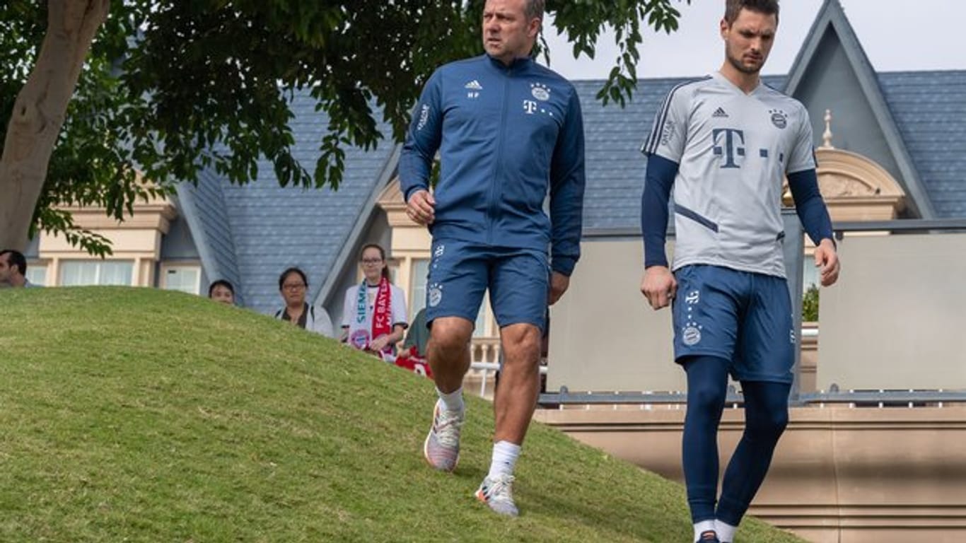 Bayern-Trainer Hansi Flick (l) und Torwart Sven Ulreich (r) im Trainingslager.