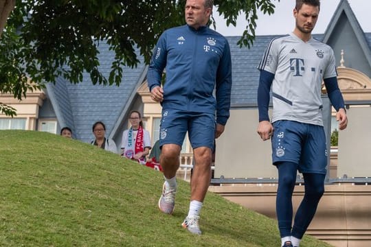 Bayern-Trainer Hansi Flick (l) und Torwart Sven Ulreich (r) im Trainingslager.