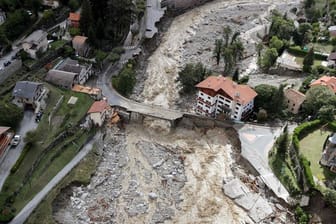 Diese Luftaufnahme zeigt die Schäden, die von schweren Regenfällen und Überschwemmungen in Saint-Martin-Vesubie verursacht wurden.