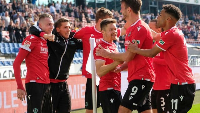 Hannover 96 hat das Derby gegen Eintracht Braunschweig gewonnen: Die Spieler aus der Landeshauptstadt feiern das Tor zum 2:1.