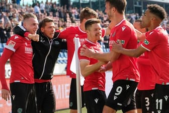Hannover 96 hat das Derby gegen Eintracht Braunschweig gewonnen: Die Spieler aus der Landeshauptstadt feiern das Tor zum 2:1.