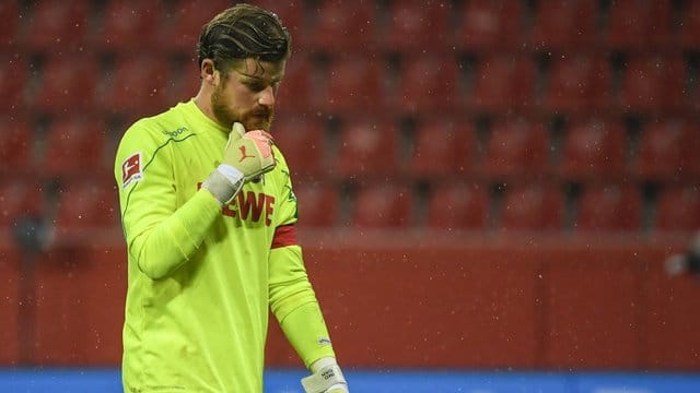 Kölns Timo Horn verlässt nach einem Spiel mit hängendem Kopf den Platz. Kölns Timo Horn verlässt nach einem Spiel mit hängendem Kopf den Platz.