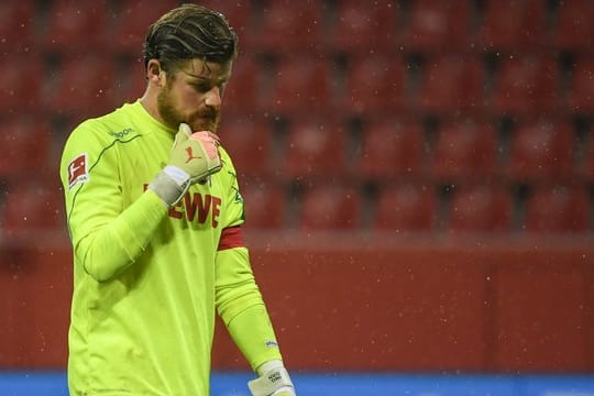 Kölns Timo Horn verlässt nach einem Spiel mit hängendem Kopf den Platz.
