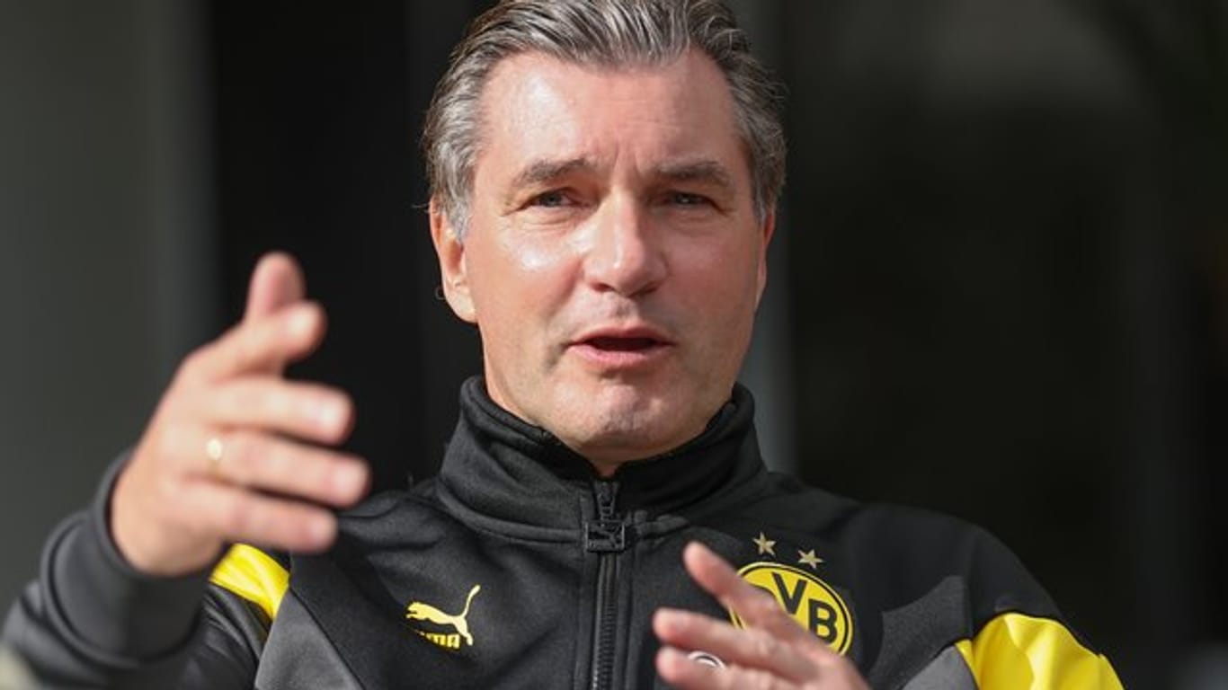 Der Dortmunder Sportdirektor Michael Zorc gestikuliert bei einem Gespräch.