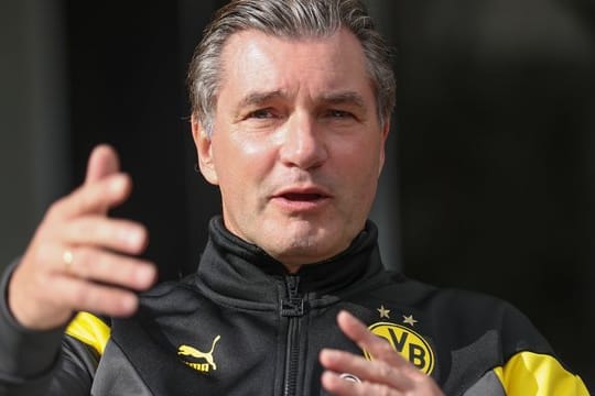 Der Dortmunder Sportdirektor Michael Zorc gestikuliert bei einem Gespräch.