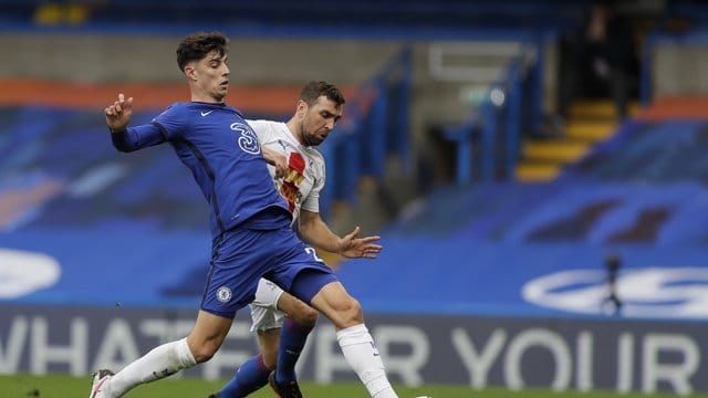 Kai Havertz (l) vom FC Chelsea kämpft gegen James McArthur von Crystal Palace um den Ball.