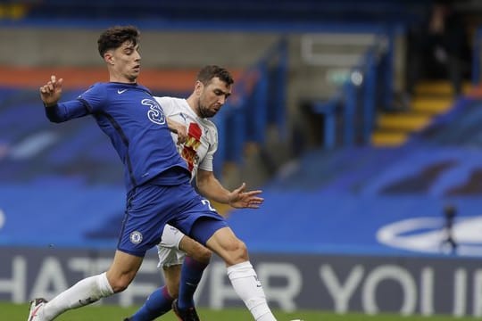 Kai Havertz (l) vom FC Chelsea kämpft gegen James McArthur von Crystal Palace um den Ball.