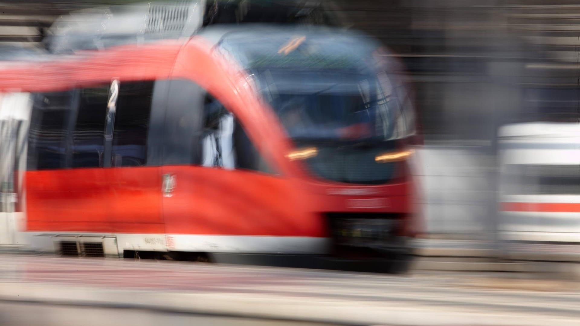 Nahverkehrszug der Deutschen Bahn (Symbolbild): In einem Zug in Köln wurde ein möglicher Sprengsatz gefunden.