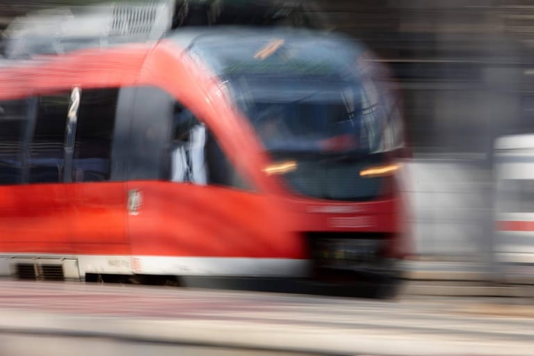 Nahverkehrszug der Deutschen Bahn (Symbolbild): In einem Zug in Köln wurde ein möglicher Sprengsatz gefunden.