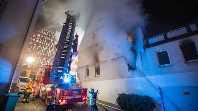Feuerwehrleute löschen einen Brand in einem Gebäude in der Innenstadt von Marbach. Feuerwehrleute löschen einen Brand in einem Gebäude in der Innenstadt von Marbach.