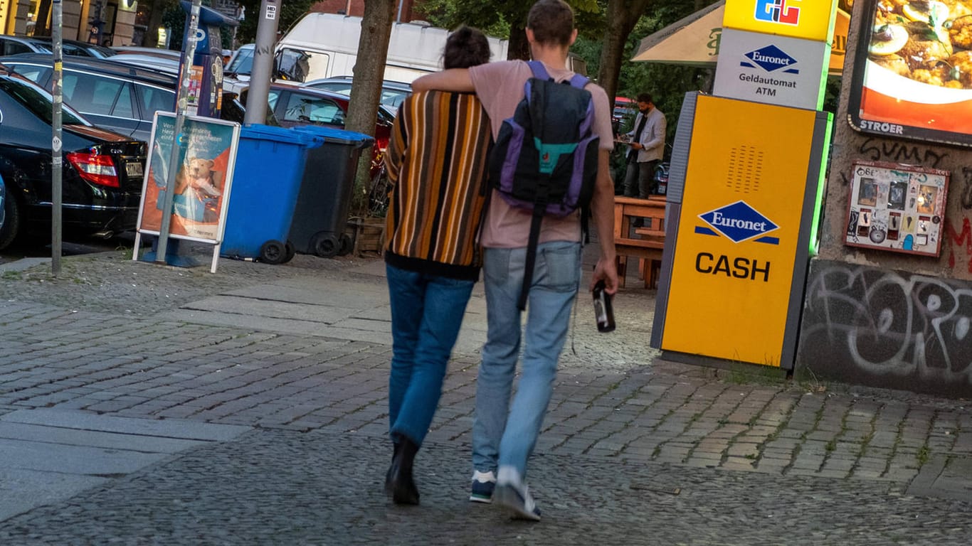 Passanten mit Bier vor einem Späti (Archivbild): Wegen der Corona-Lage soll der Verkauf eingeschränkt werden.