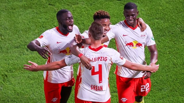Leipzigs Willi Orban (M) und Dayot Upamecano (l-r), Christopher Nkunku und Nordi Mukiele jubeln nach Orbans Kopfball-Treffer zum 3:0. Leipzigs Willi Orban (M) und Dayot Upamecano (l-r), Christopher Nkunku und Nordi Mukiele jubeln nach Orbans Kopfball-Treffer zum 3:0.
