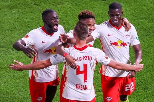 Leipzigs Willi Orban (M) und Dayot Upamecano (l-r), Christopher Nkunku und Nordi Mukiele jubeln nach Orbans Kopfball-Treffer zum 3:0.