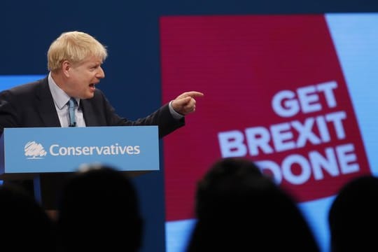 Boris Johnson, Premierminister von Großbritannien, gestikuliert bei seiner Rede auf dem Parteitag der britischen Konservativen in Manchester.