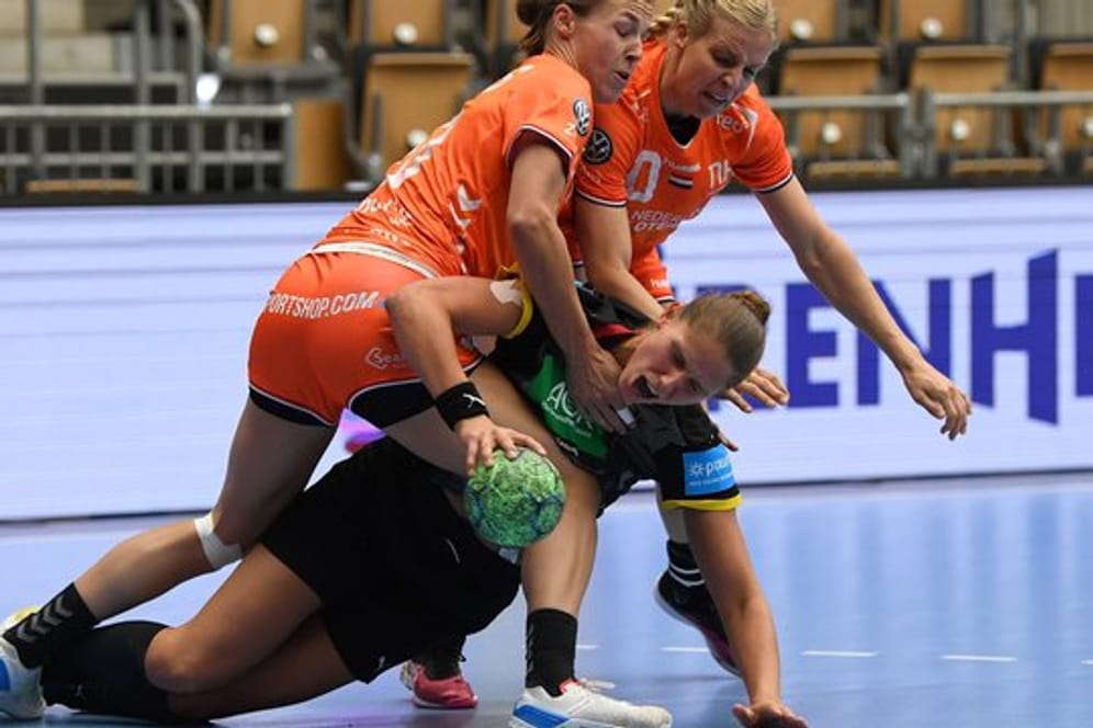 Deutschlands Xenia Smits (M) versucht sich gegen die Niederländerinnen Inger Smits (l) und Danick Snelder durchzusetzen.