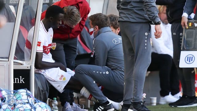 Stuttgarts Silas Wamangituka (l) sitzt verletzt auf der Ersatzbank.