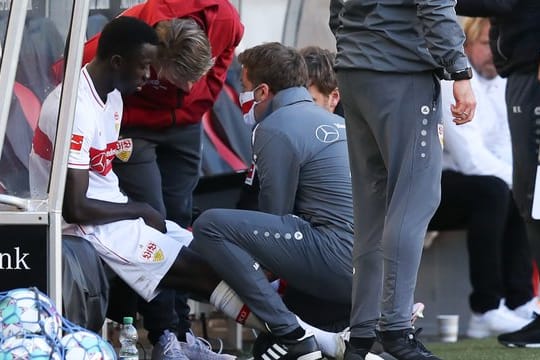 Stuttgarts Silas Wamangituka (l) sitzt verletzt auf der Ersatzbank.