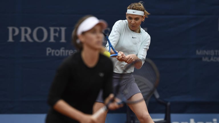Doppel: Ein Frauenmatch mit Beteiligung von Yana Sizikova (r.) bei den French Open soll unter Manipulationsverdacht stehen (Symbolbild).