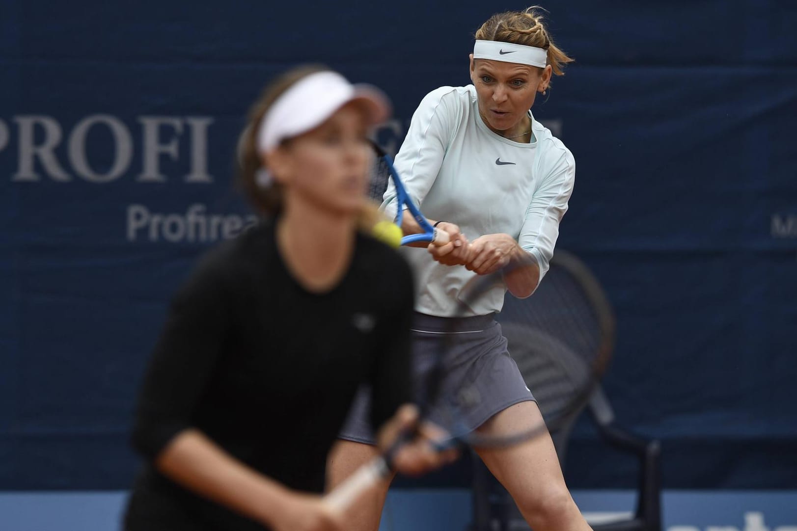 Doppel: Ein Frauenmatch mit Beteiligung von Yana Sizikova (r.) bei den French Open soll unter Manipulationsverdacht stehen (Symbolbild).