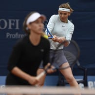 Doppel: Ein Frauenmatch mit Beteiligung von Yana Sizikova (r.) bei den French Open soll unter Manipulationsverdacht stehen (Symbolbild).
