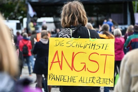 Angst sei die schlimmste Pandemie aller Zeiten, meint dieser Demonstrant bei einem Gottesdienst am Ufer des Bodensees.