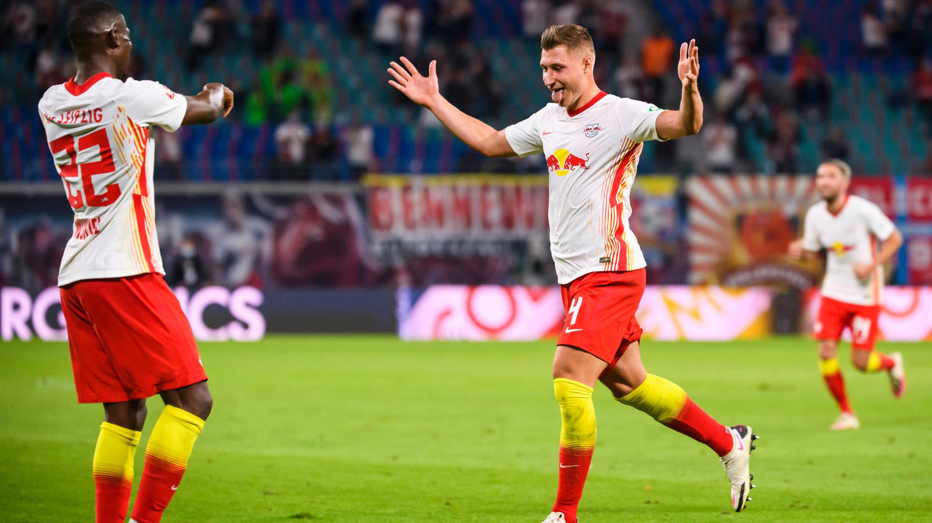 Willi Orban (r.) bejubelt seinen Treffer zum 3:0.