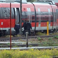 Mitarbeiter der Polizei neben einem Zug auf dem Gelände des DB-Betriebsbahnhofs Deutzer Feld: Spürhunde suchten das Gelände ab.