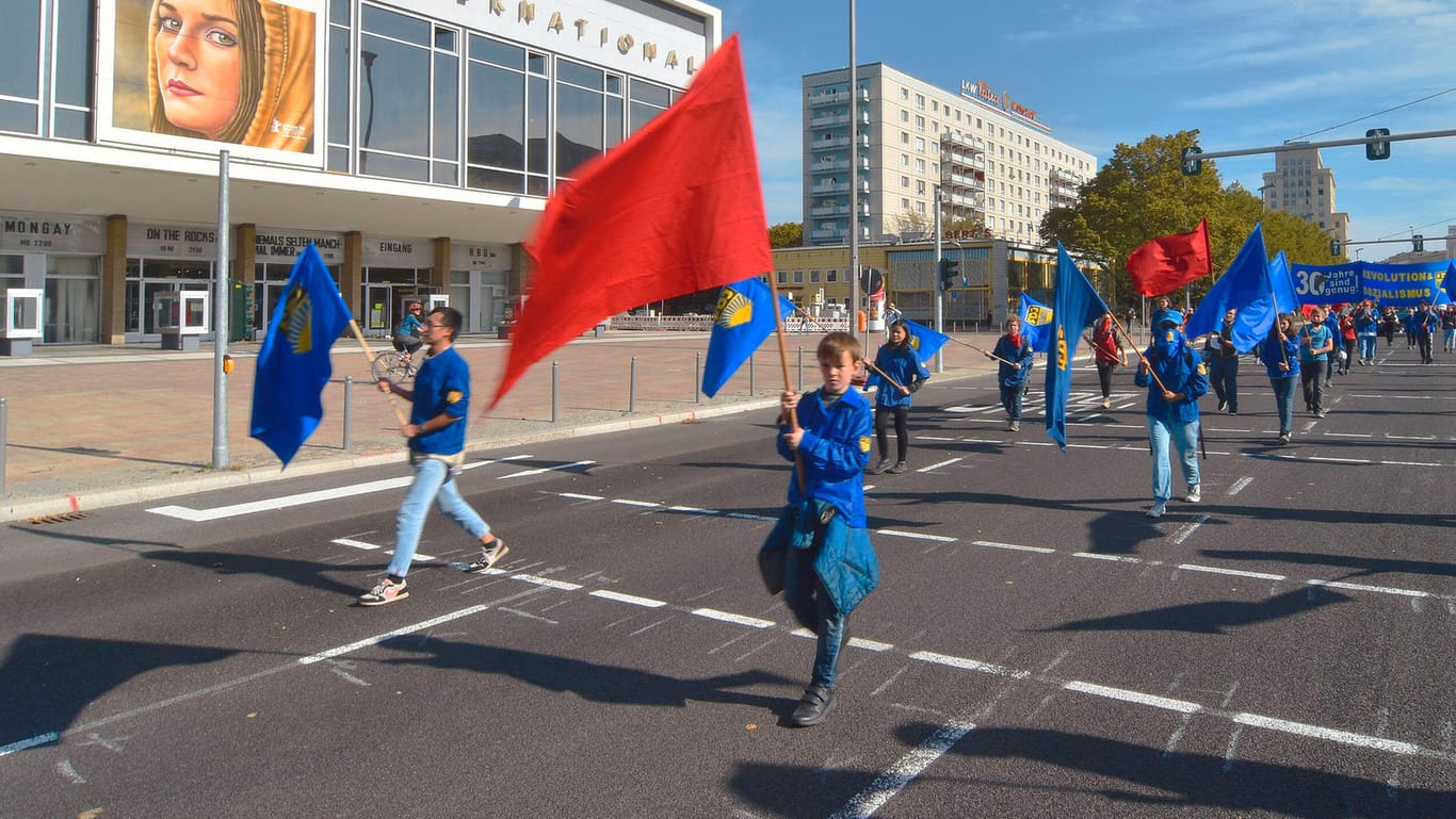 Aufmarsch in Berlin: Auf der früheren Stalin-Allee zogen einige Dutzend FDJ-Anhänger in Blauhemden und mit Fahnen zum Alexanderplatz und später ans Brandenburger Tor. In den vergangenen Monaten war die Politiksekte wieder sichtbar, weg war sie seit der Wiedervereinigung aber nie.