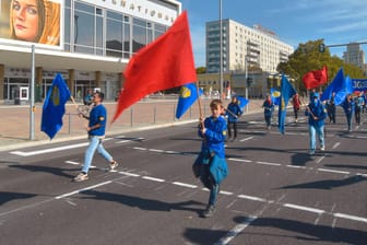 Aufmarsch in Berlin: Auf der früheren Stalin-Allee zogen einige Dutzend FDJ-Anhänger in Blauhemden und mit Fahnen zum Alexanderplatz und später ans Brandenburger Tor. In den vergangenen Monaten war die Politiksekte wieder sichtbar, weg war sie seit der Wiedervereinigung aber nie.