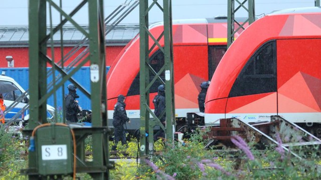 Auf einem Gelände der Bahn hatte eine Reinigungskraft am Freitagabend in einem Zug einen verdächtigen Gegenstand entdeckt.