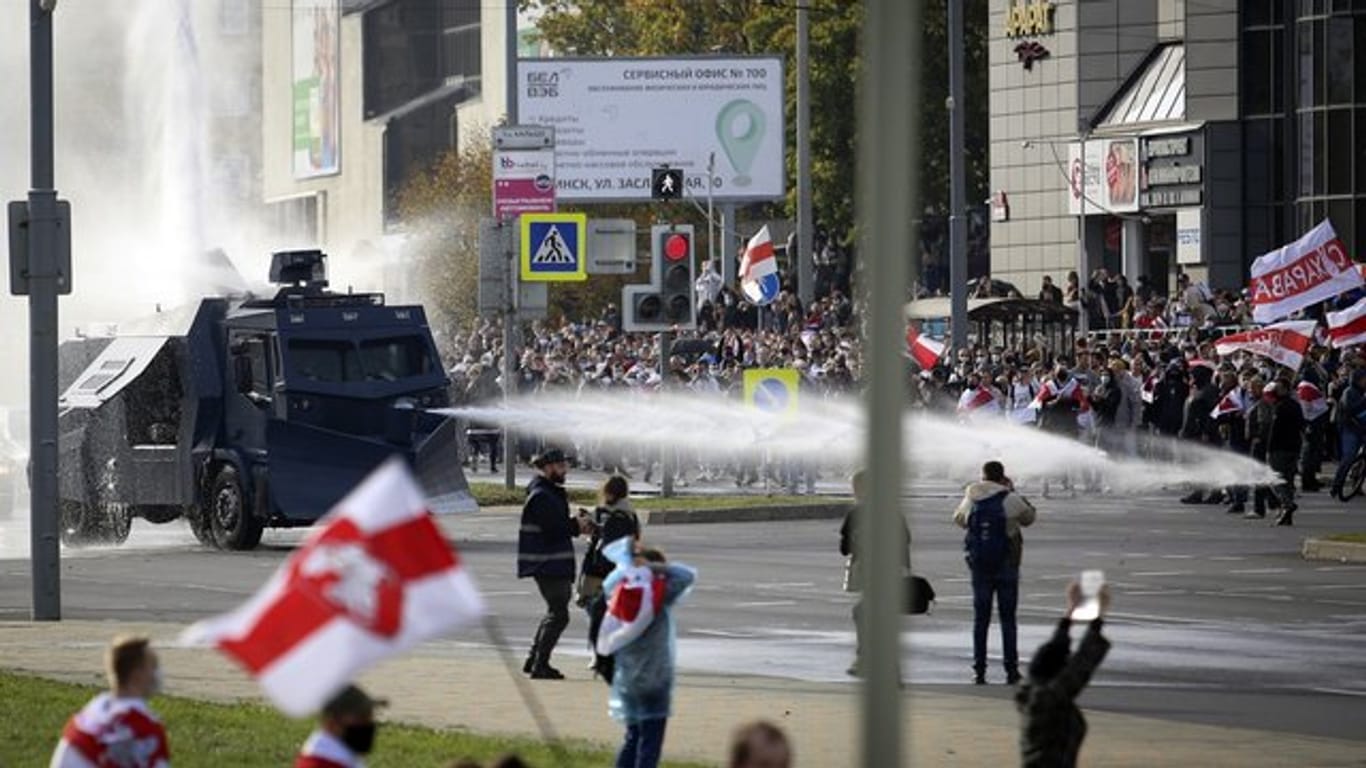 Die Polizei setzt in Minsk einen Wasserwerfer gegen Demonstranten ein.
