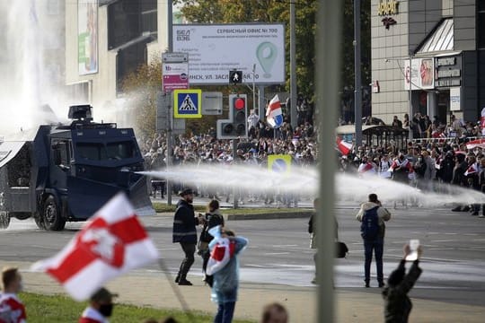 Die Polizei setzt in Minsk einen Wasserwerfer gegen Demonstranten ein.