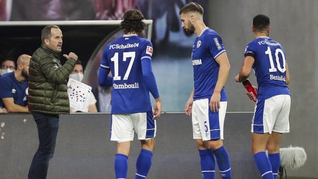 Schalkes Trainer Manuel Baum (l) spricht an der Seitenlinie zu seinen Spielern. Schalkes Trainer Manuel Baum (l) spricht an der Seitenlinie zu seinen Spielern.