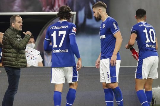 Schalkes Trainer Manuel Baum (l) spricht an der Seitenlinie zu seinen Spielern.