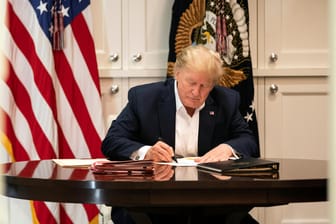 Donald Trump: Der Präsident scheint am gleichen Schreibtisch zu sitzen, von dem aus er zuvor auch eine Videobotschaft veröffentlicht hatte.