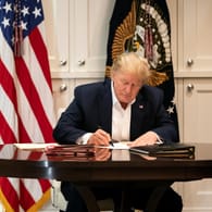 Donald Trump: Der Präsident scheint am gleichen Schreibtisch zu sitzen, von dem aus er zuvor auch eine Videobotschaft veröffentlicht hatte.
