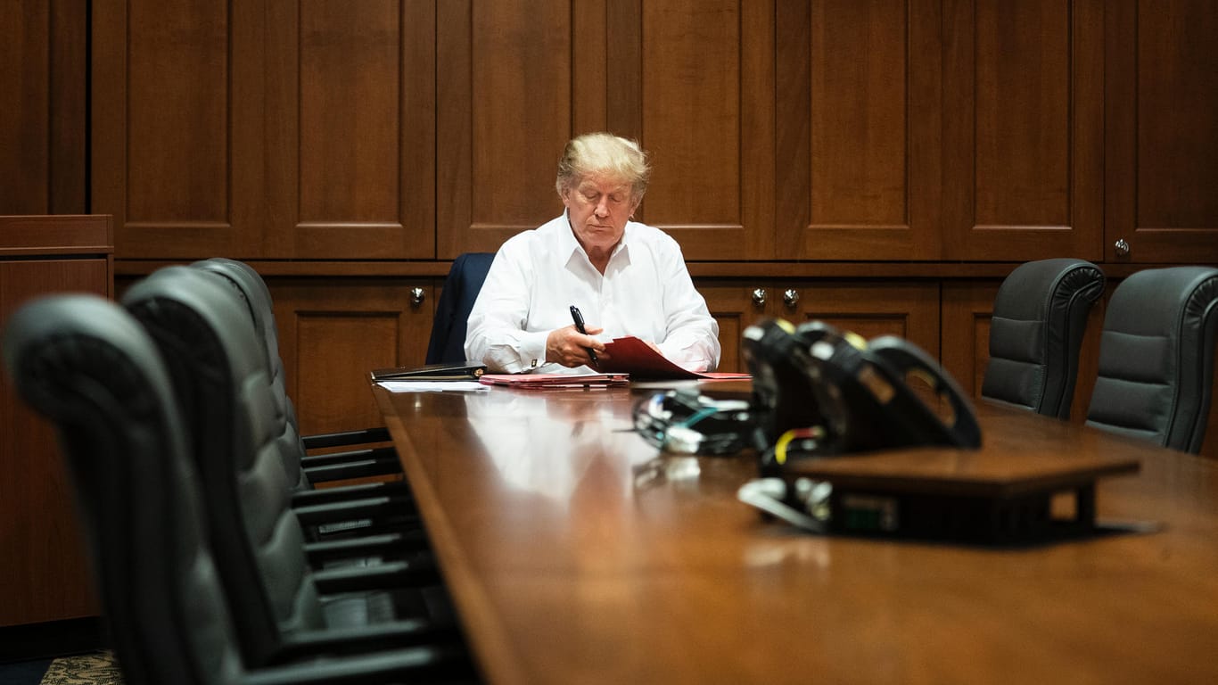 Donald Trump: Der US-Präsident sitzt in einem Raum in der Klinik, in der er behandelt wird.