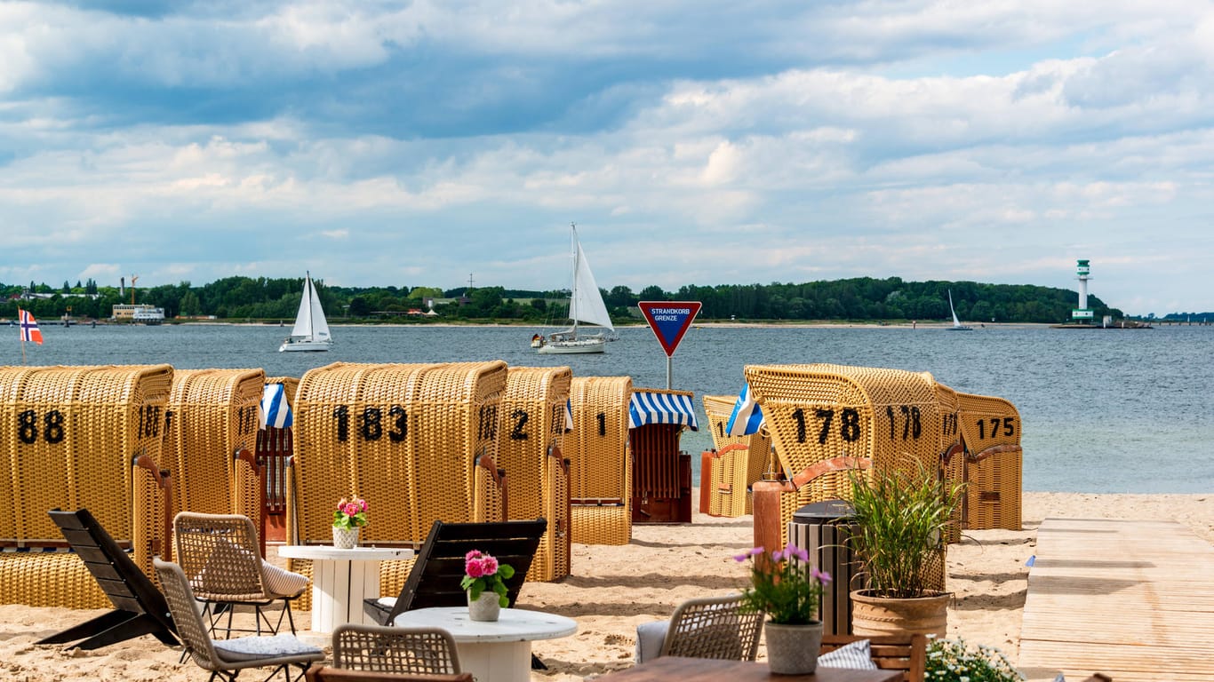 Ein Strandcafé an der Kieler Förde: Schleswig-Holstein hat einige Berliner Bezirke als Risikogebiete eingestuft.
