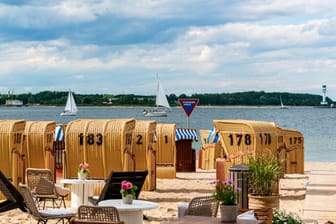 Ein Strandcafé an der Kieler Förde: Schleswig-Holstein hat einige Berliner Bezirke als Risikogebiete eingestuft.