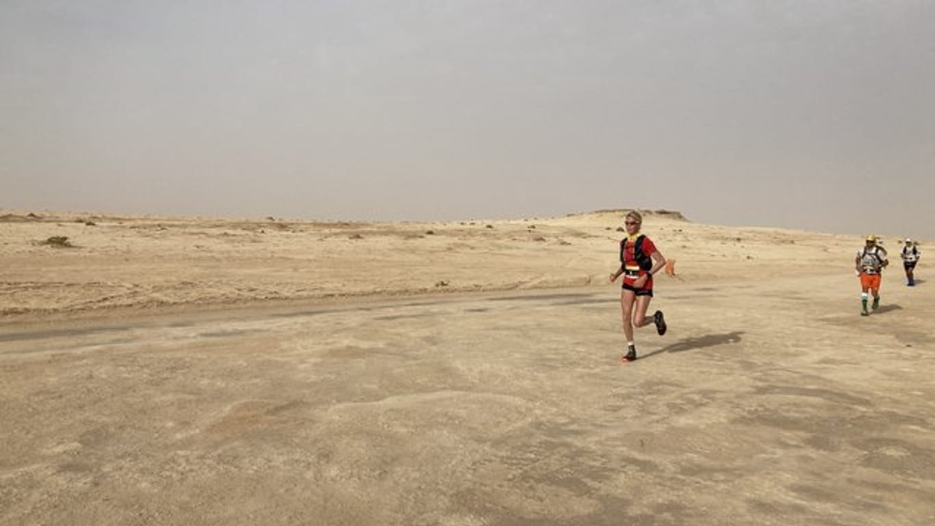 Die Hamburgerin Judith Havers läuft durch die Wüste Tunesiens