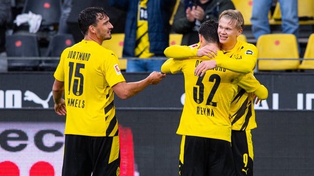 Mats Hummels (l) feiert mit dem Giovanni Reyna (32) umarmenden Erling Haaland einen Treffer im Spiel gegen den SC Freiburg. Mats Hummels (l) feiert mit dem Giovanni Reyna (32) umarmenden Erling Haaland einen Treffer im Spiel gegen den SC Freiburg.