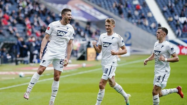 Hoffenheims Torschütze Andrej Kramaric (l) feiert sein Tor im Spiel gegen Eintracht Frankfurt. Hoffenheims Torschütze Andrej Kramaric (l) feiert sein Tor im Spiel gegen Eintracht Frankfurt.