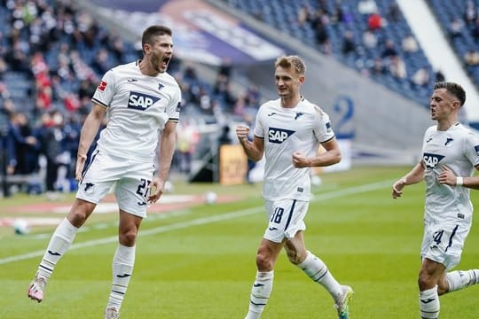 Hoffenheims Torschütze Andrej Kramaric (l) feiert sein Tor im Spiel gegen Eintracht Frankfurt.