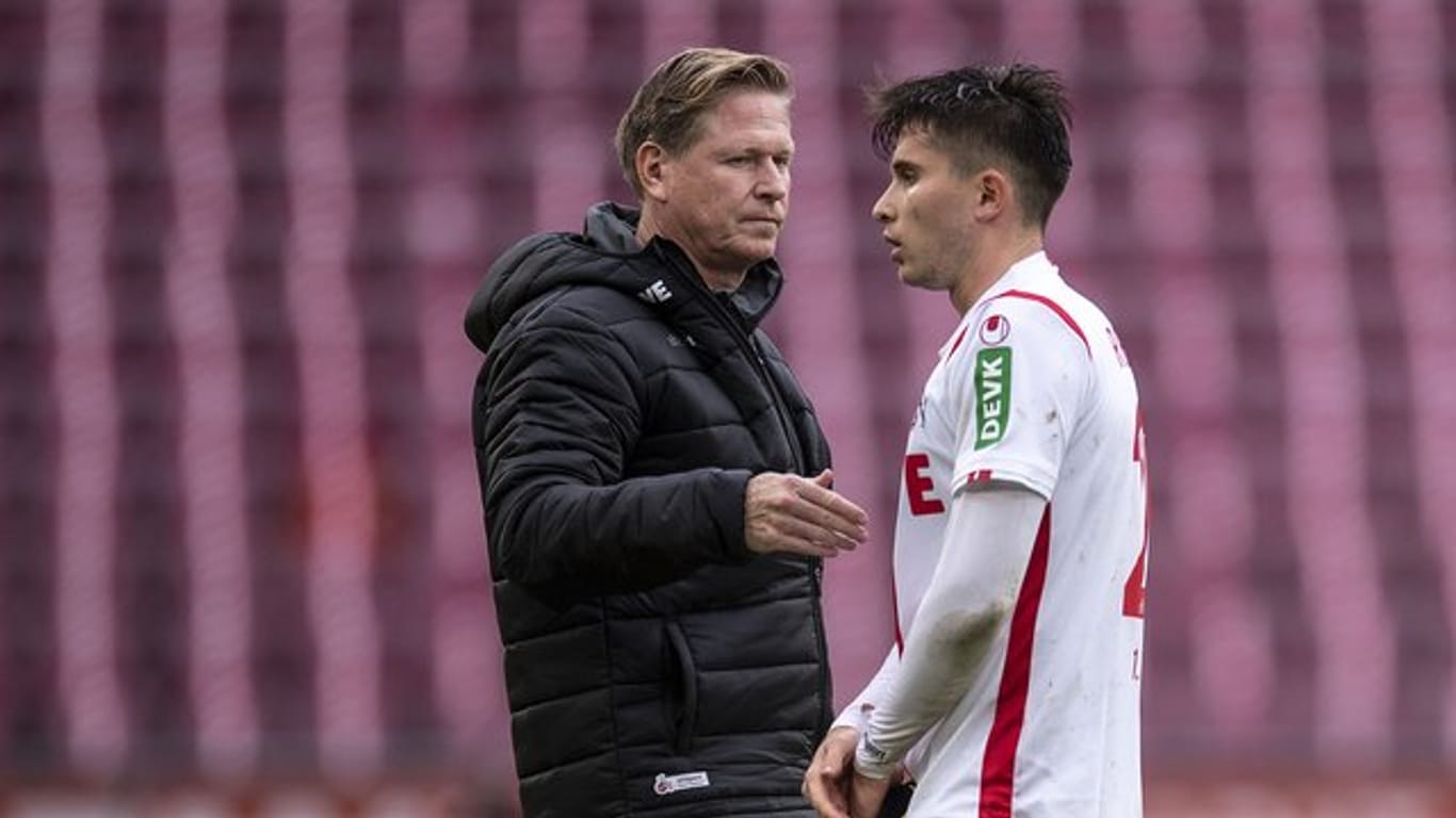 Steht nach der Heimniederlage gegen Gladbach in der Kritik: Kölns Trainer Markus Gisdol (l) tröstet Elvis Rexhbecaj nach dem Spiel.